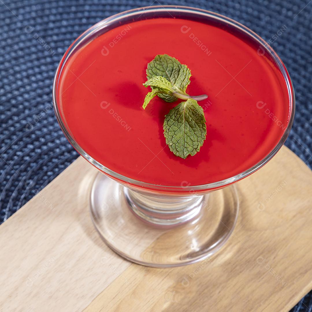 Mousse de morango em tigela de cristal com Gelatina de morango Por Cima Imagem JPG