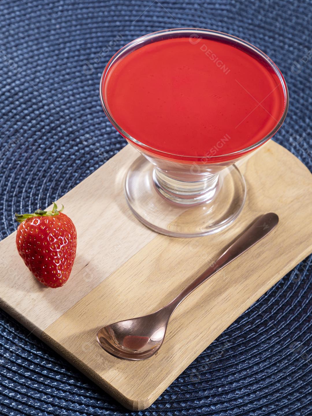 Mousse de morango em tigela de cristal com Gelatina de morango Por Cima Imagem JPG