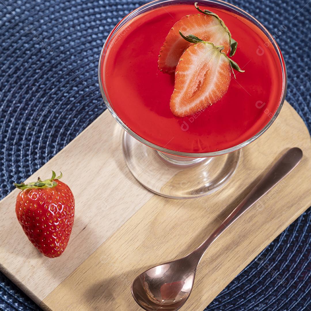 Mousse de morango em tigela de cristal com cobertura de geléia de morango Imagem JPG