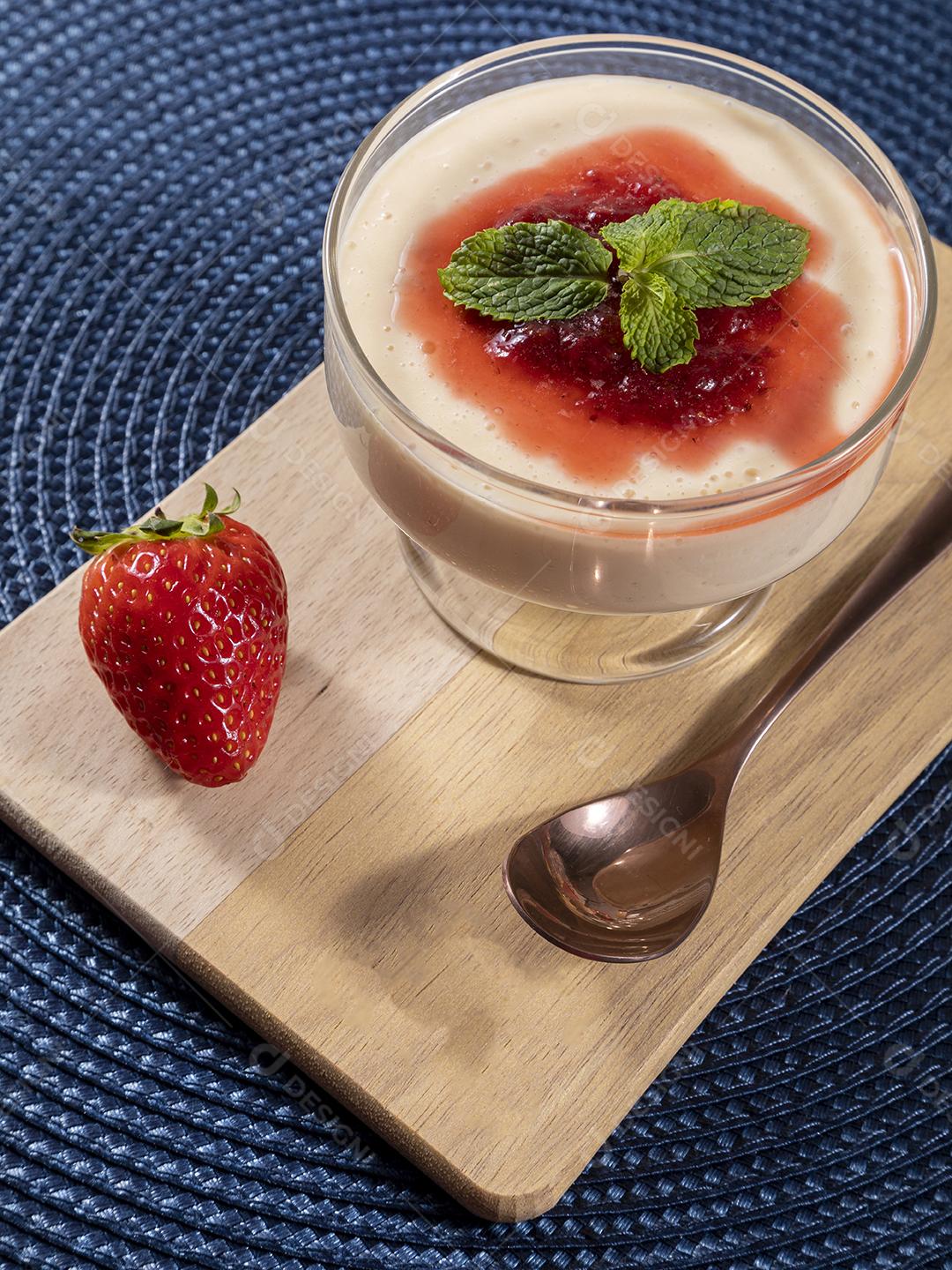 Mousse de morango em tigela de cristal com cobertura de geléia de morango Imagem JPG