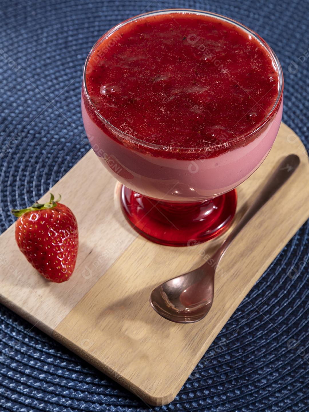 Mousse de morango em tigela de cristal com cobertura de geléia de morango Imagem JPG