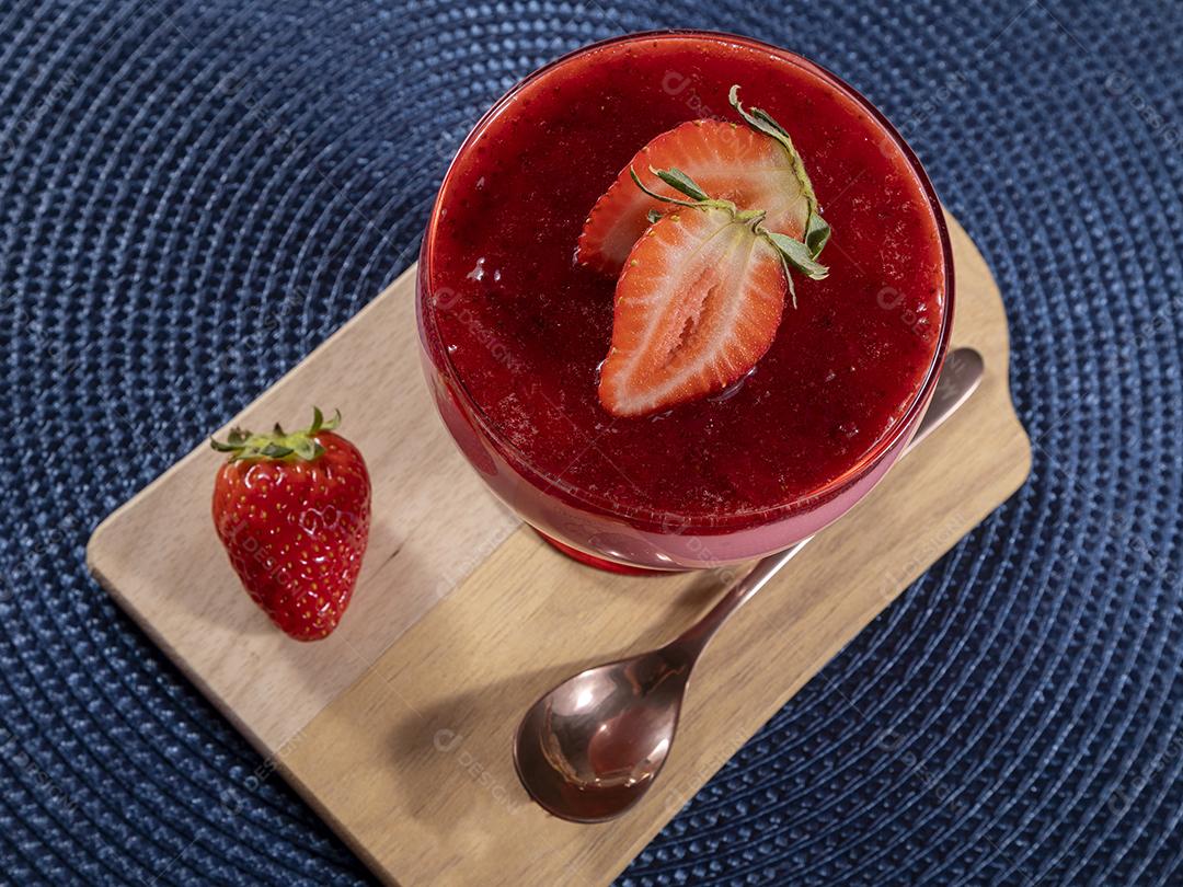 Mousse de morango em tigela de cristal com cobertura de geléia de morango Imagem JPG