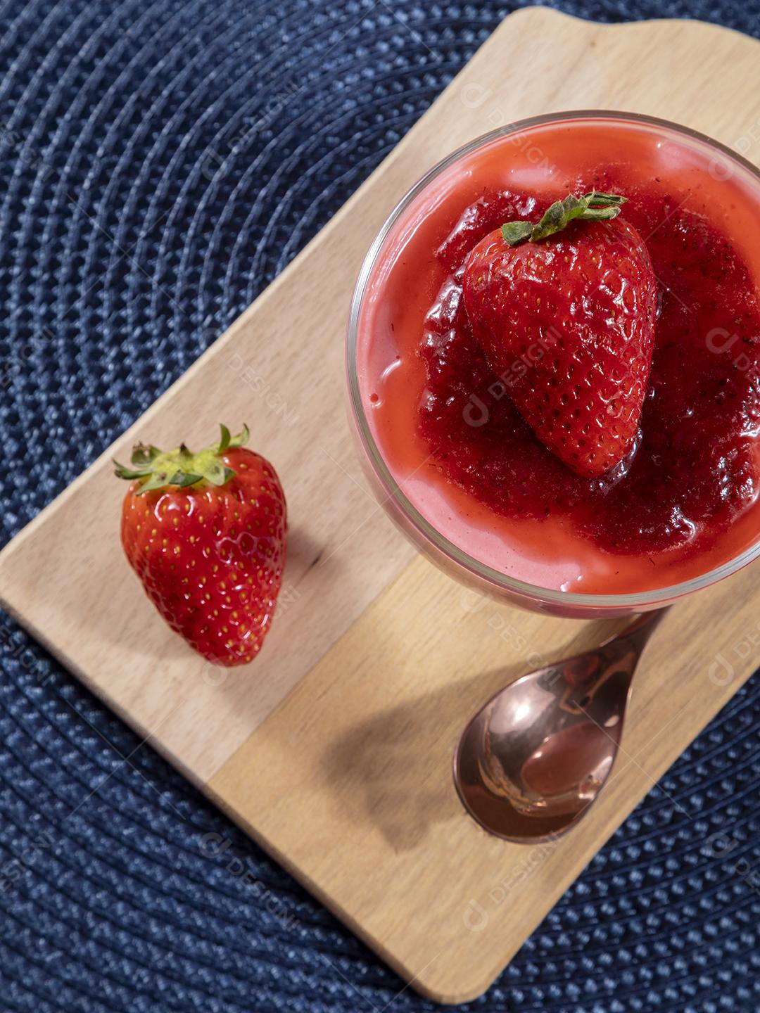 Mousse de limão em tigela de cristal com cobertura de geléia de morango Imagem JPG