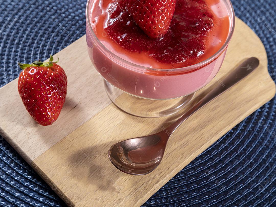 Mousse de limão em tigela de cristal com cobertura de geléia de morango Imagem JPG