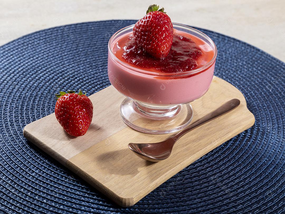 Mousse de limão em tigela de cristal com cobertura de geléia de morango Imagem JPG