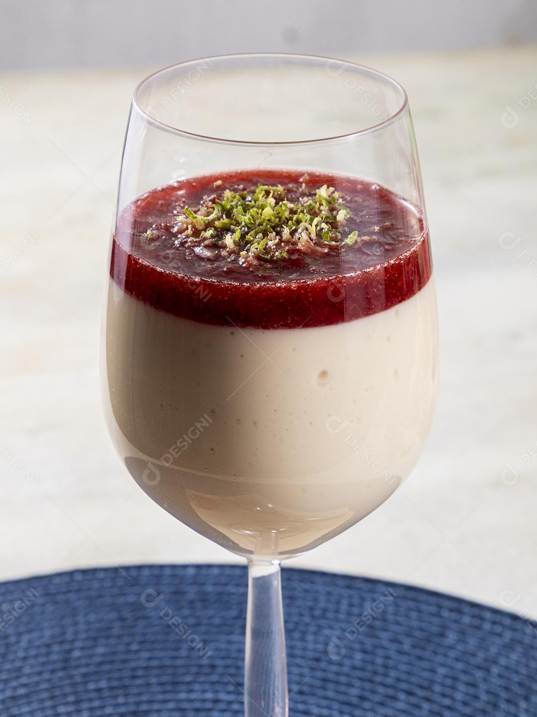 Mousse de limão em tigela de cristal com cobertura de geléia de morango Imagem JPG