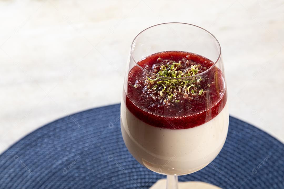 Mousse de limão em tigela de cristal com cobertura de geléia de morango Imagem JPG