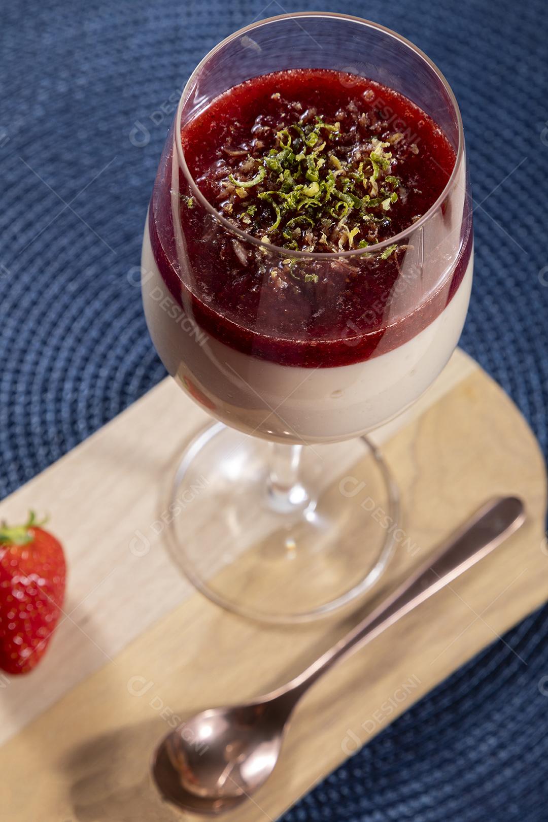 Mousse de limão em tigela de cristal com cobertura de geléia de morango Imagem JPG