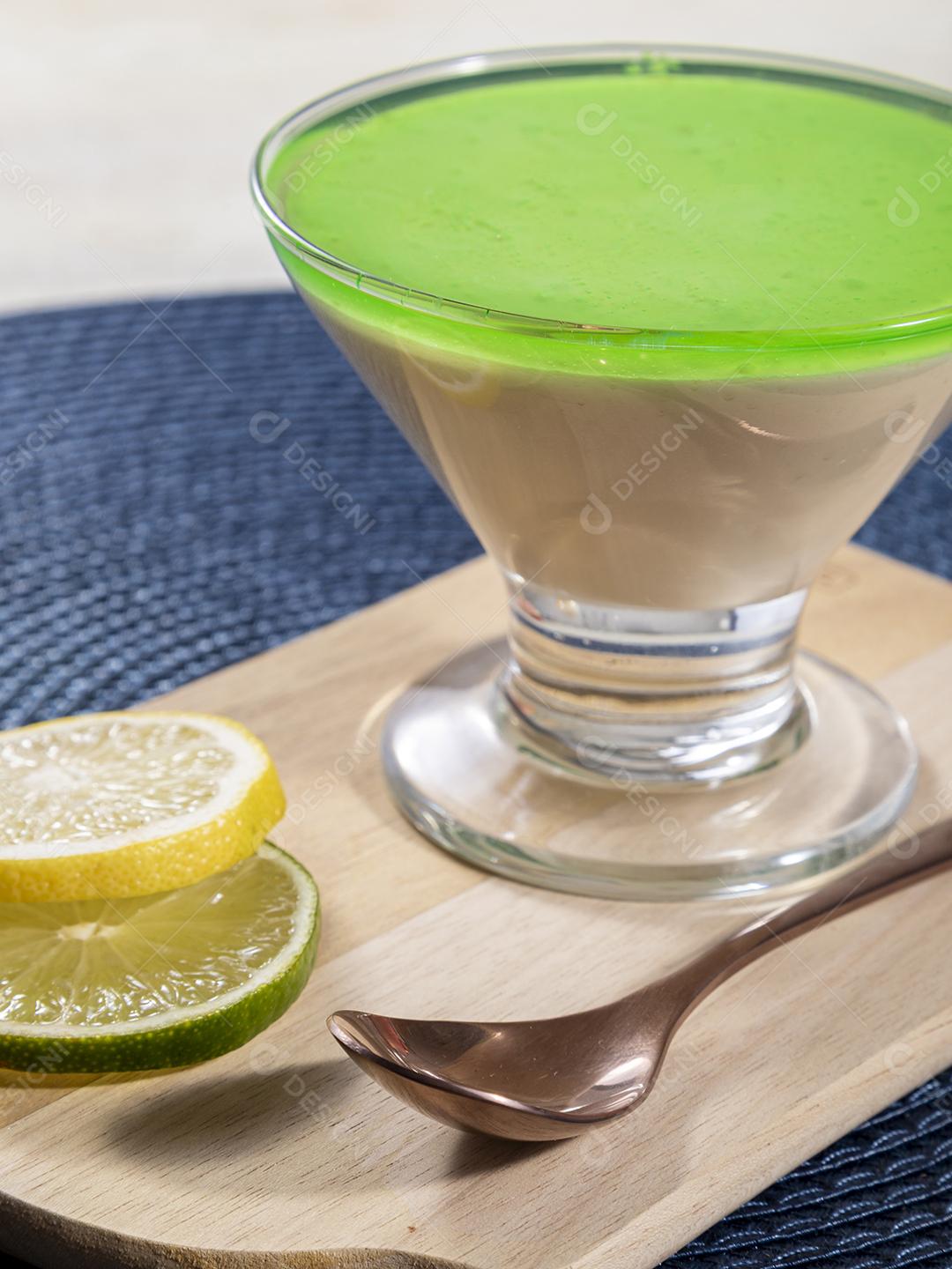 Mousse de limão em tigela de vidro com gelatina de limão por cima Imagem JPG