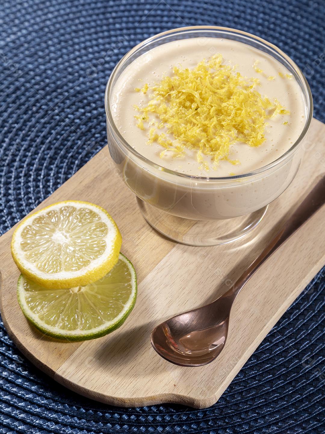 Mousse de limão em tigela de cristal com raspas de limão Imagem JPG