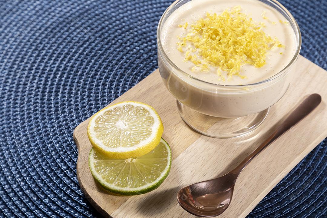 Mousse de limão em tigela de cristal com raspas de limão Imagem JPG