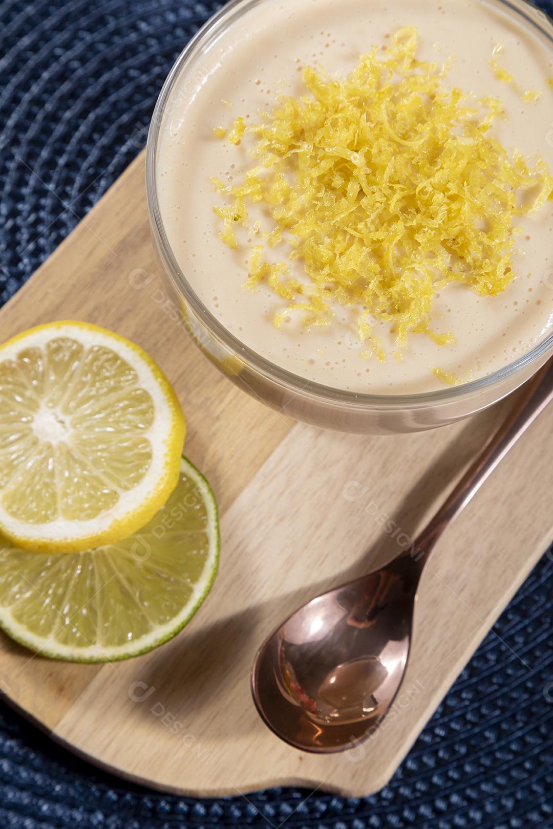 Mousse de limão em tigela de cristal com raspas de limão Imagem JPG