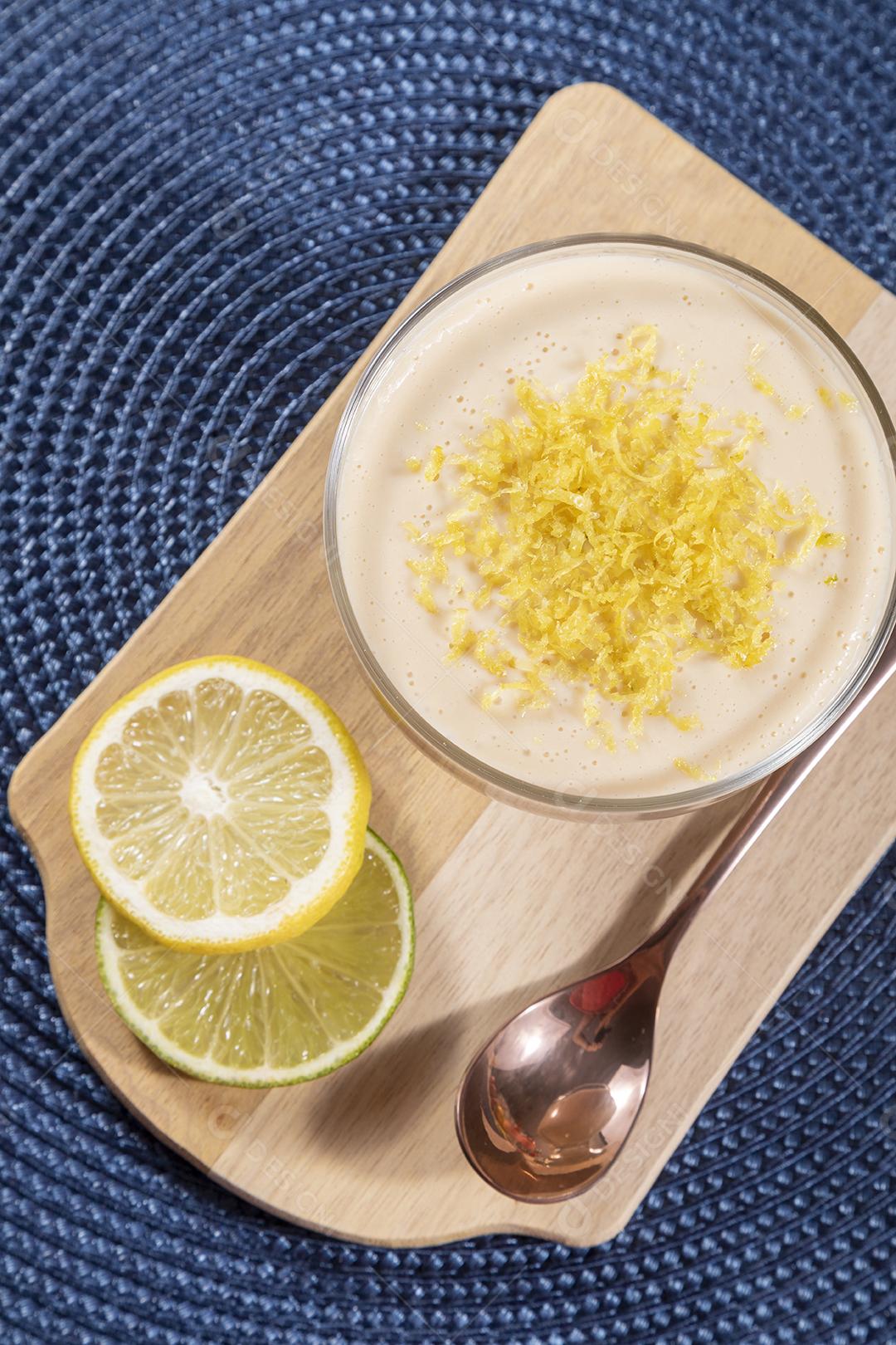 Mousse de limão em tigela de cristal com raspas de limão Imagem JPG