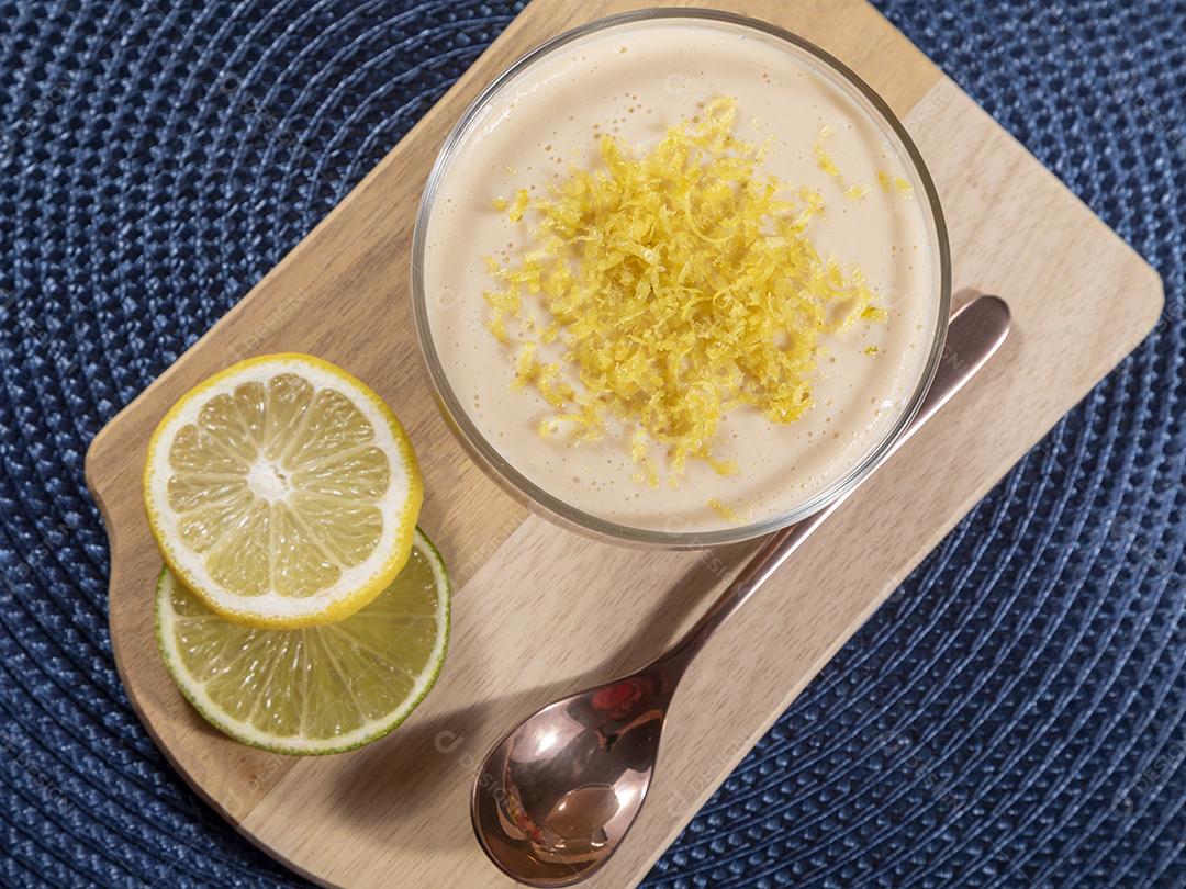 Mousse de limão em tigela de cristal com raspas de limão Imagem JPG