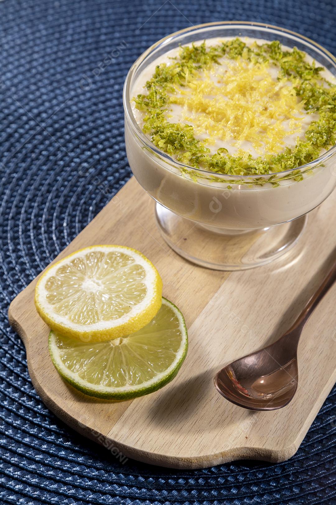 Mousse de limão em tigela de cristal com raspas de limão Imagem JPG