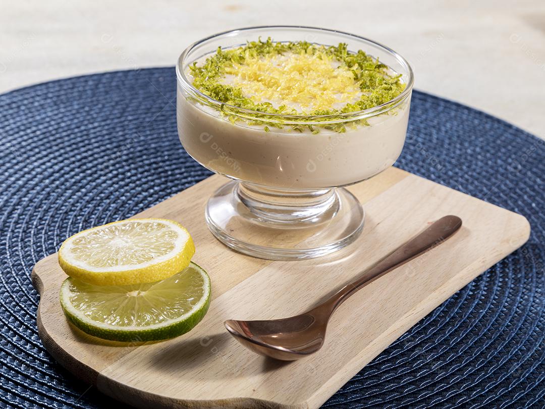 Mousse de limão em tigela de cristal com raspas de limão Imagem JPG