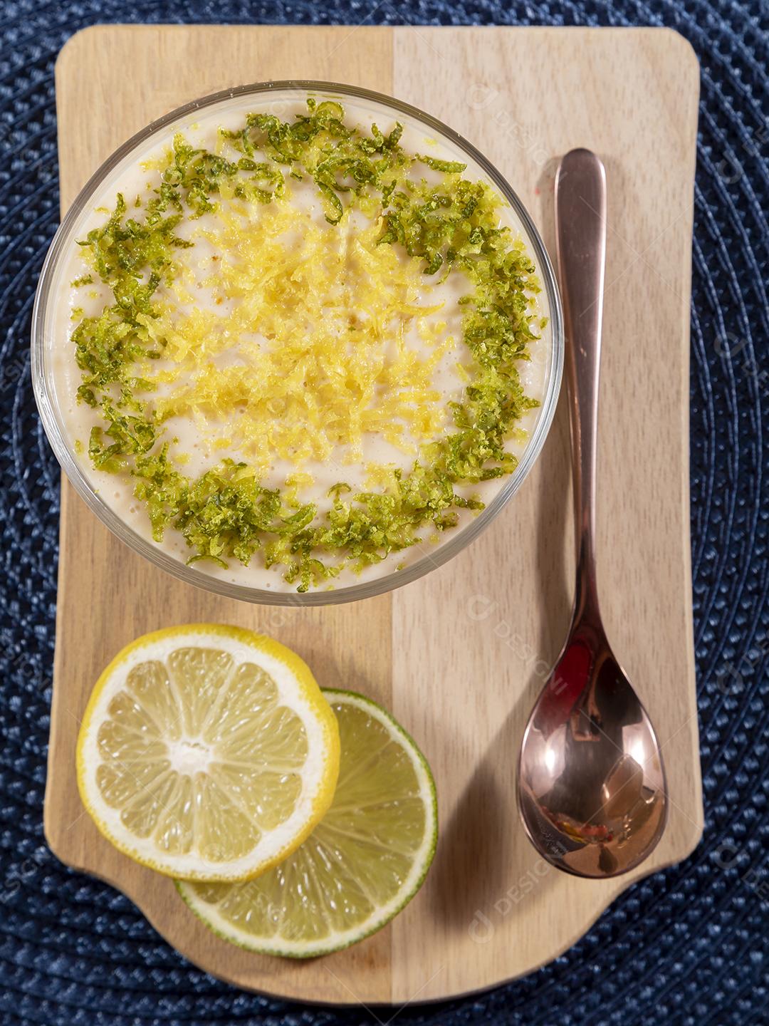 Mousse de limão em tigela de cristal com raspas de limão Imagem JPG