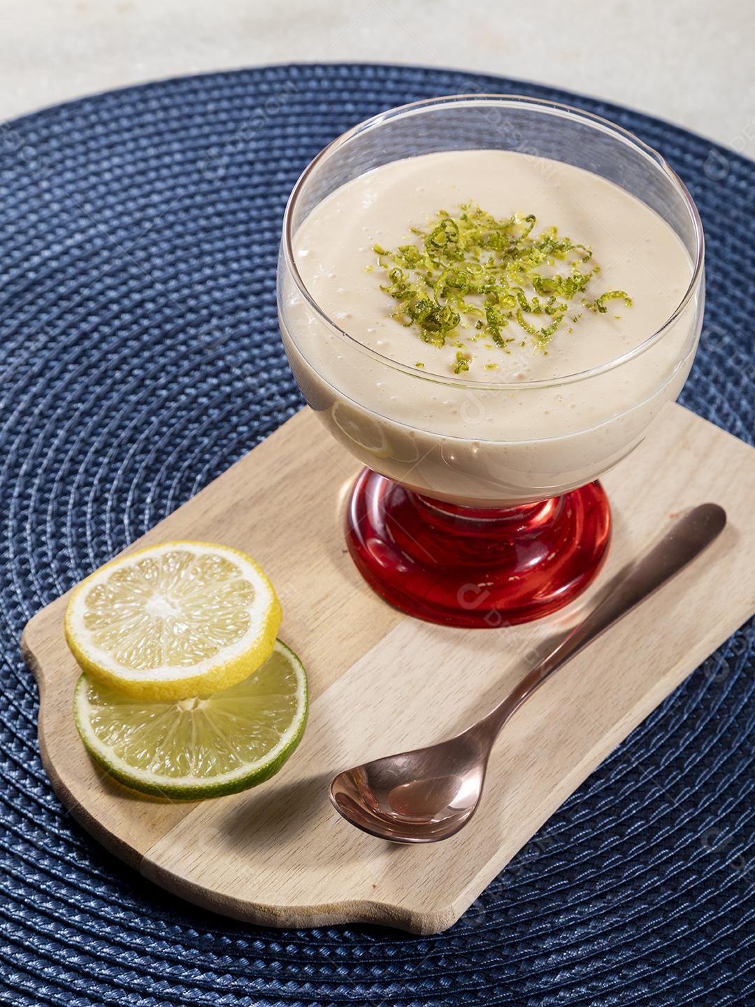 Mousse de limão em tigela de cristal com raspas de limão Imagem JPG