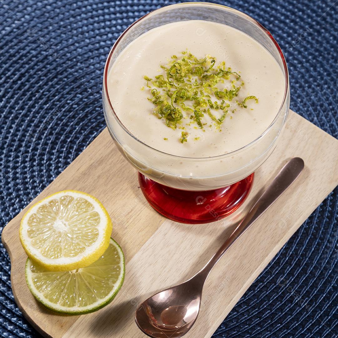 Mousse de limão em tigela de cristal com raspas de limão Imagem JPG