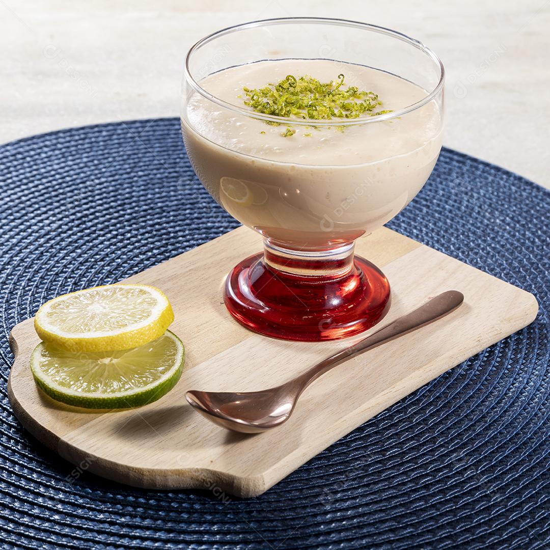 Mousse de limão em tigela de cristal com raspas de limão Imagem JPG