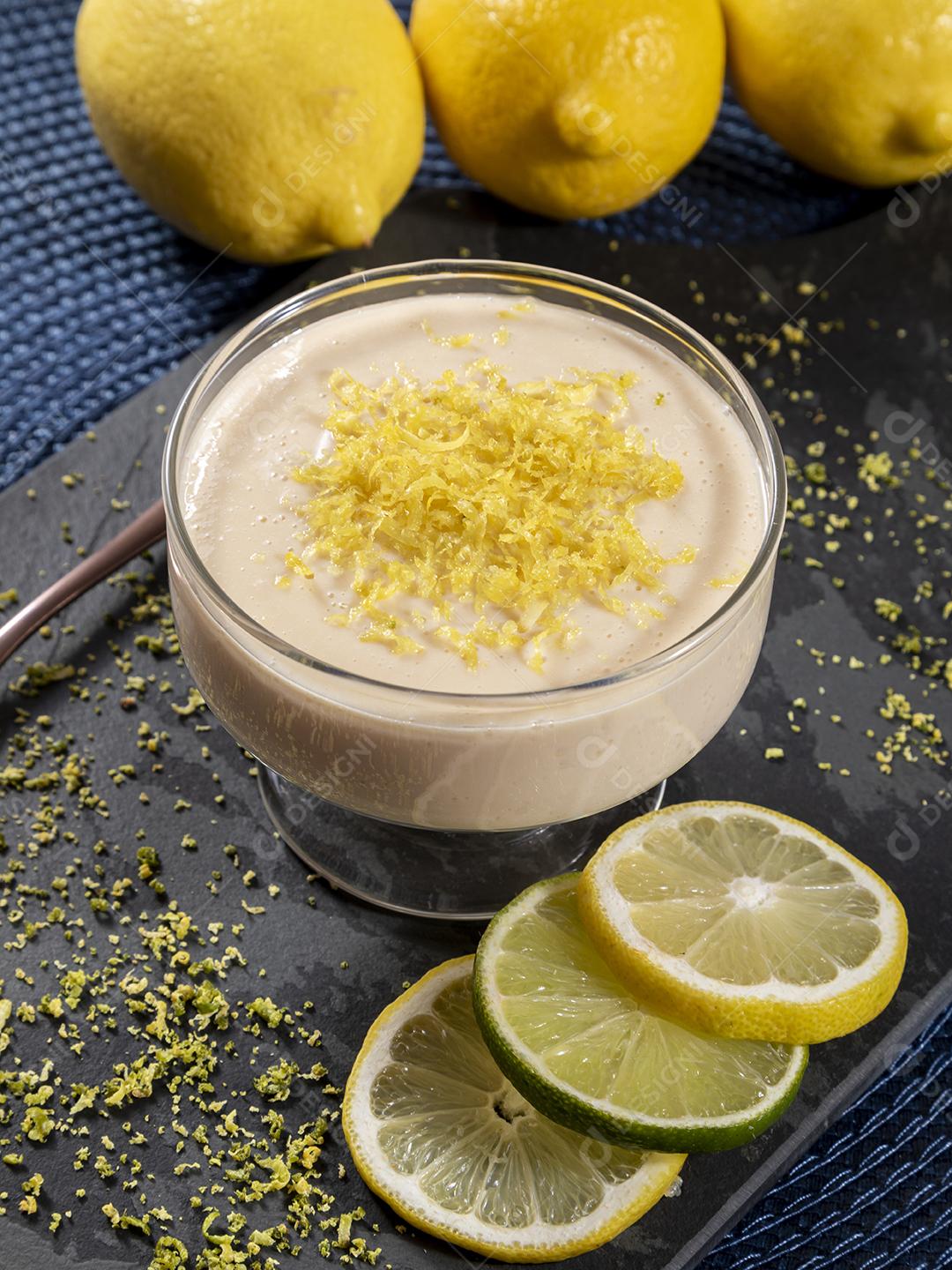 Mousse de limão em tigela de cristal com raspas de limão Imagem JPG