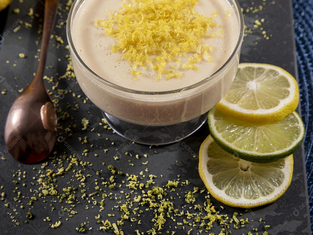 Mousse de limão em tigela de cristal com raspas de limão Imagem JPG