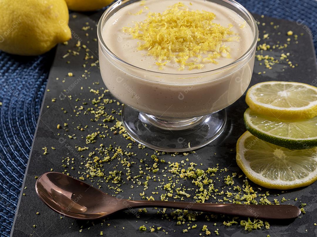 Mousse de limão em tigela de cristal com raspas de limão Imagem JPG