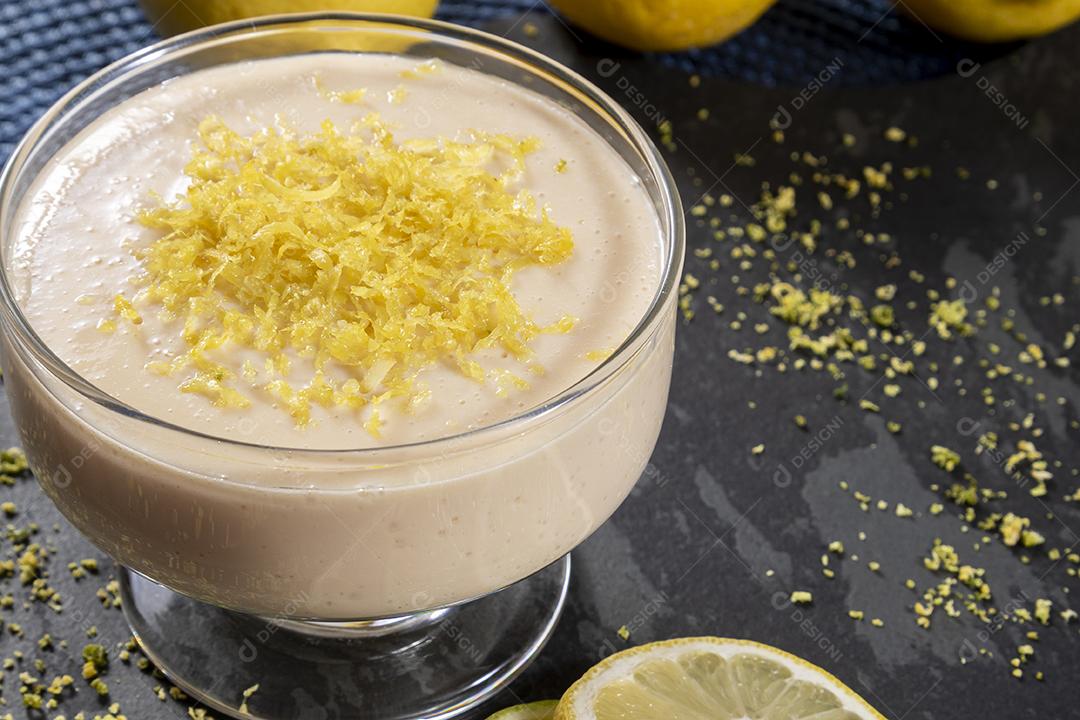 Mousse de limão em tigela de cristal com raspas de limão Imagem JPG