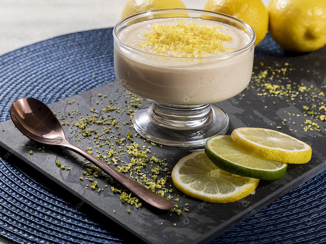 Mousse de limão em tigela de cristal com raspas de limão Imagem JPG