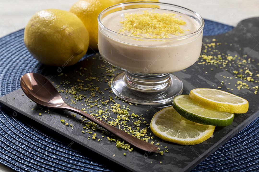 Mousse de limão em tigela de cristal com raspas de limão Imagem JPG