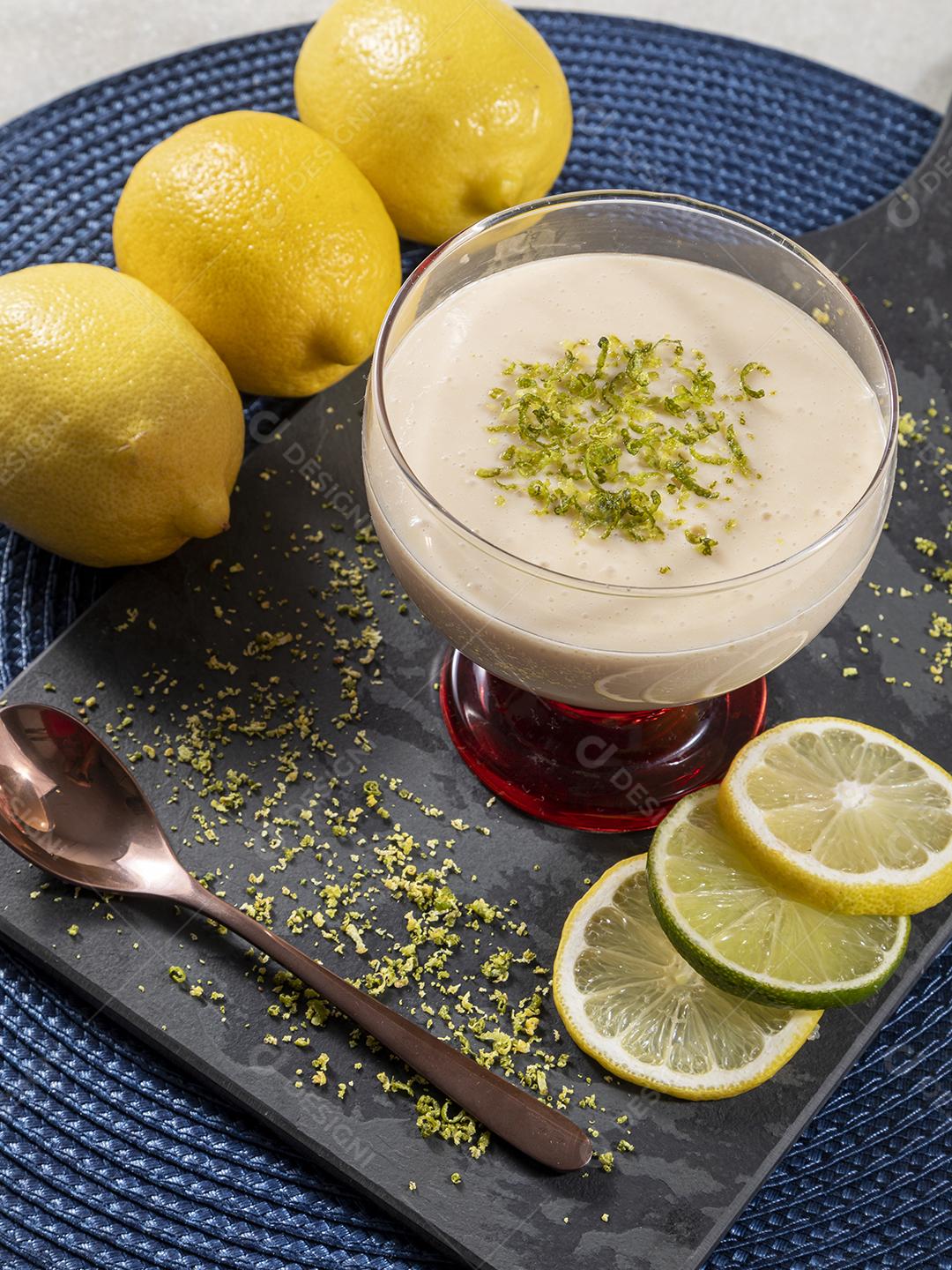 Mousse de limão em tigela de cristal com raspas de limão Imagem JPG