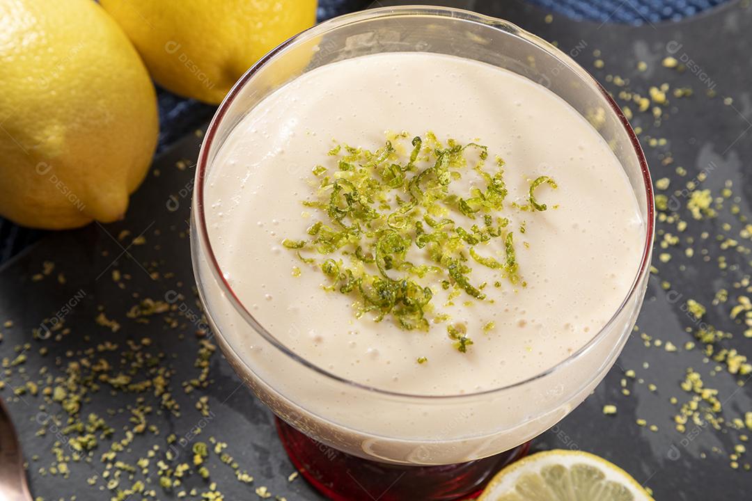 Mousse de limão em tigela de cristal com raspas de limão Imagem JPG