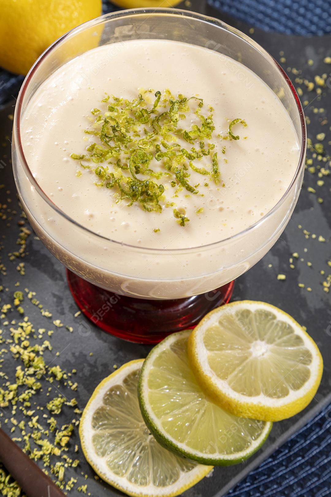 Mousse de limão em tigela de cristal com raspas de limão Imagem JPG