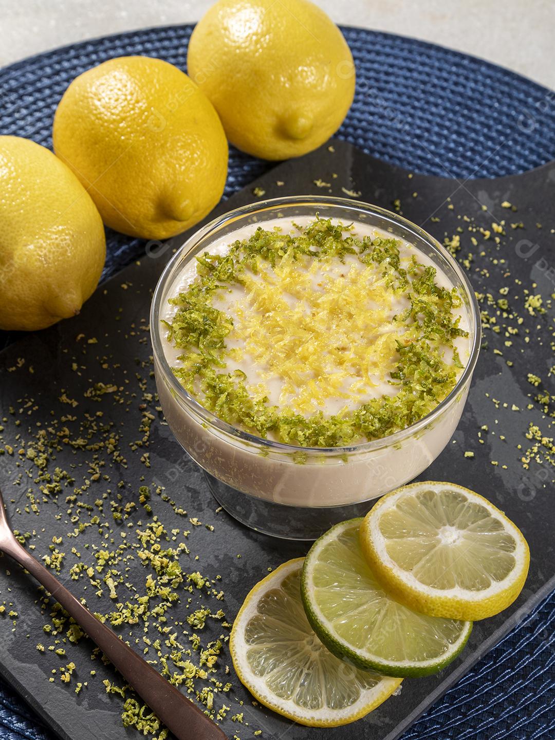 Mousse de limão em tigela de cristal com raspas de limão Imagem JPG