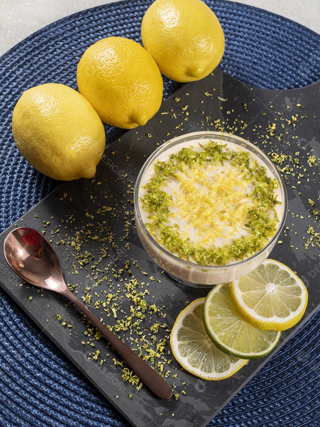 Mousse de limão em tigela de cristal com raspas de limão Imagem JPG