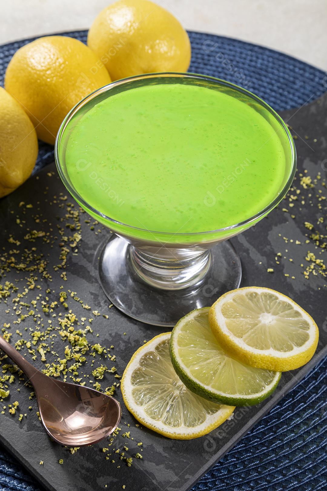 Mousse de limão em tigela de vidro com gelatina de limão por cima Imagem JPG