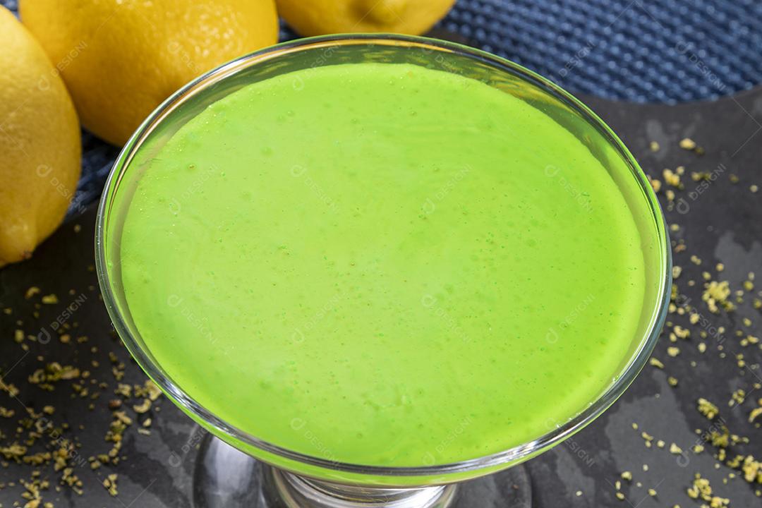 Mousse de limão em tigela de vidro com gelatina de limão por cima Imagem JPG