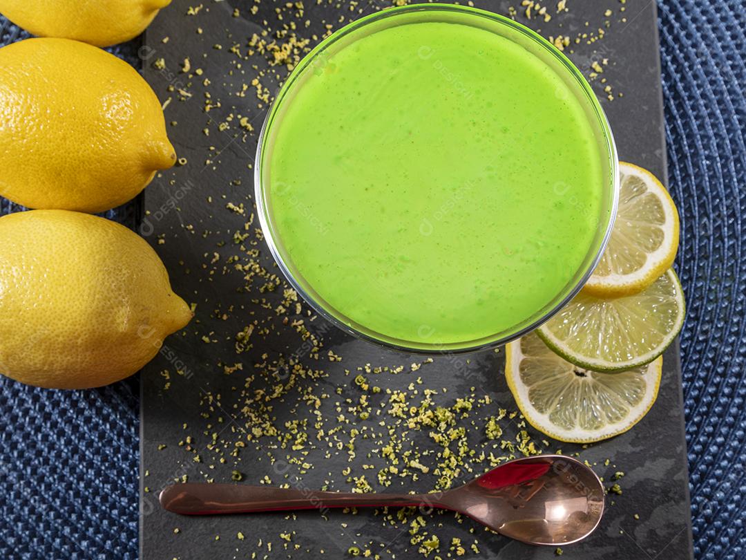 Mousse de limão em tigela de vidro com gelatina de limão por cima Imagem JPG