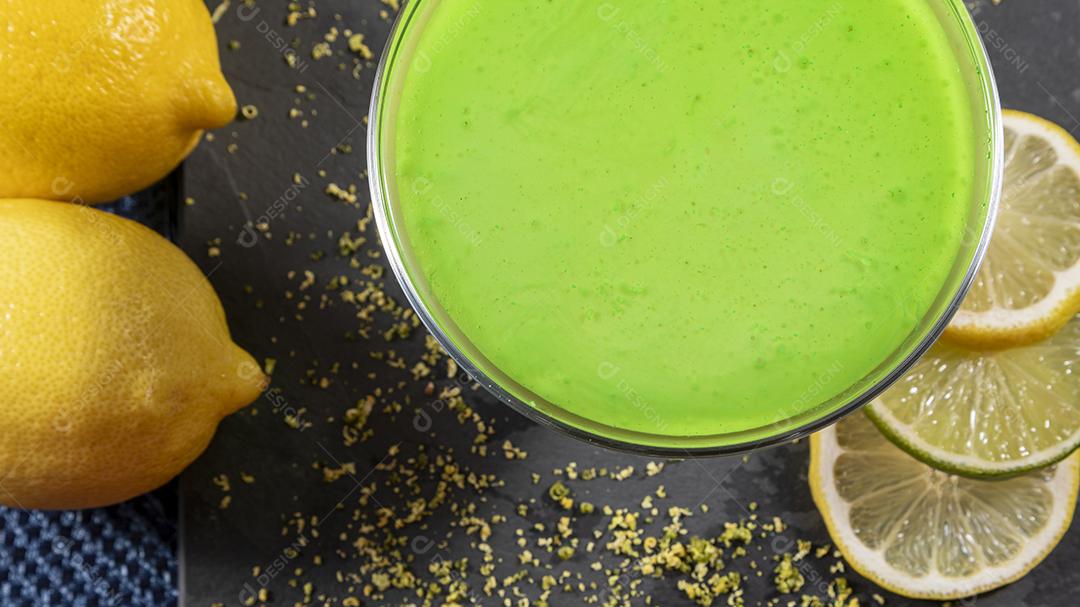 Mousse de limão em tigela de vidro com gelatina de limão por cima Imagem JPG