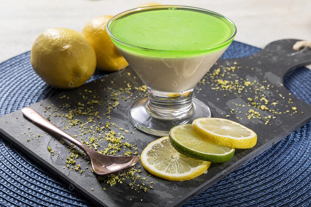 Mousse de limão em tigela de vidro com gelatina de limão por cima Imagem JPG