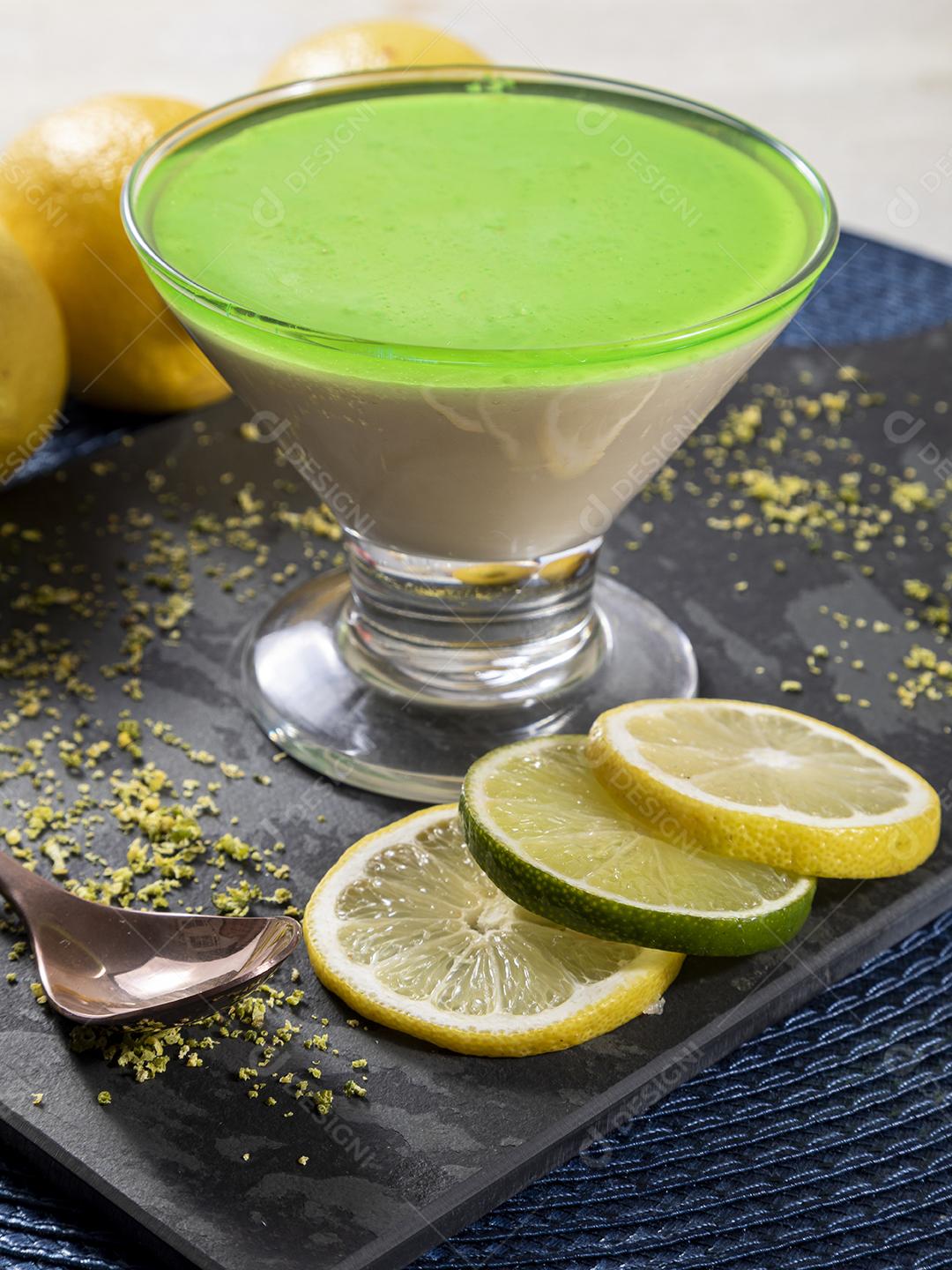 Mousse de limão em tigela de vidro com gelatina de limão por cima Imagem JPG