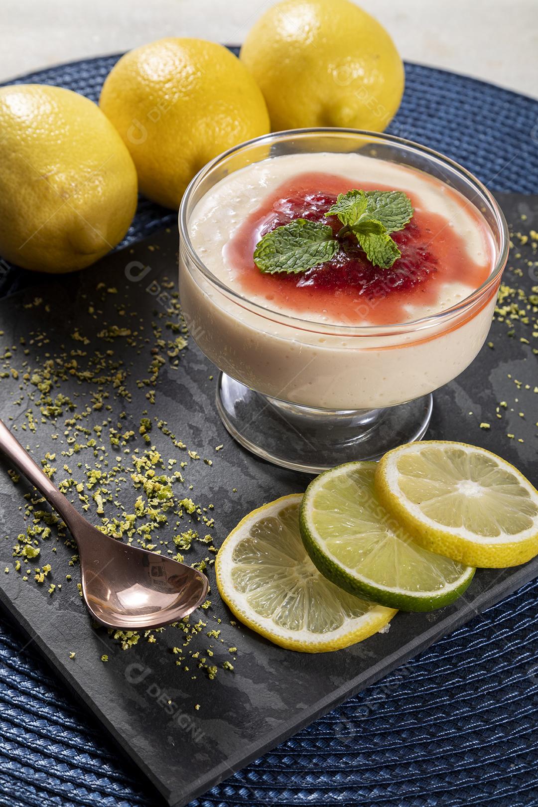 Mousse de limão em tigela de cristal com cobertura de geléia de morango Imagem JPG