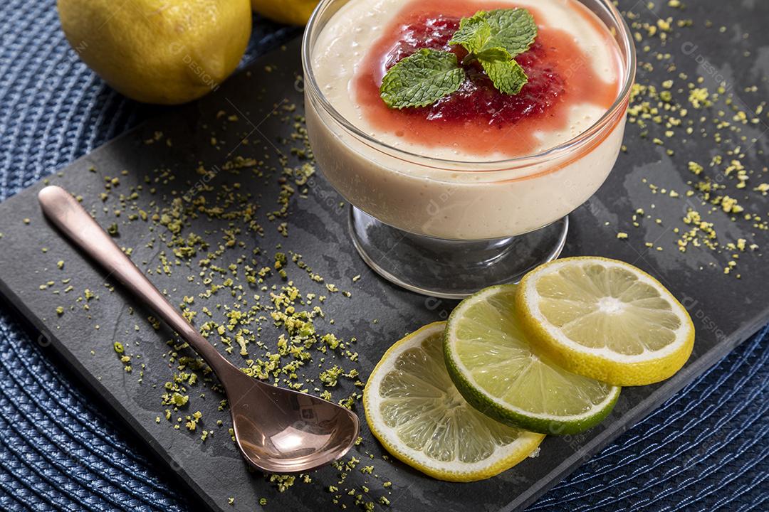 Mousse de limão em tigela de cristal com cobertura de geléia de morango Imagem JPG