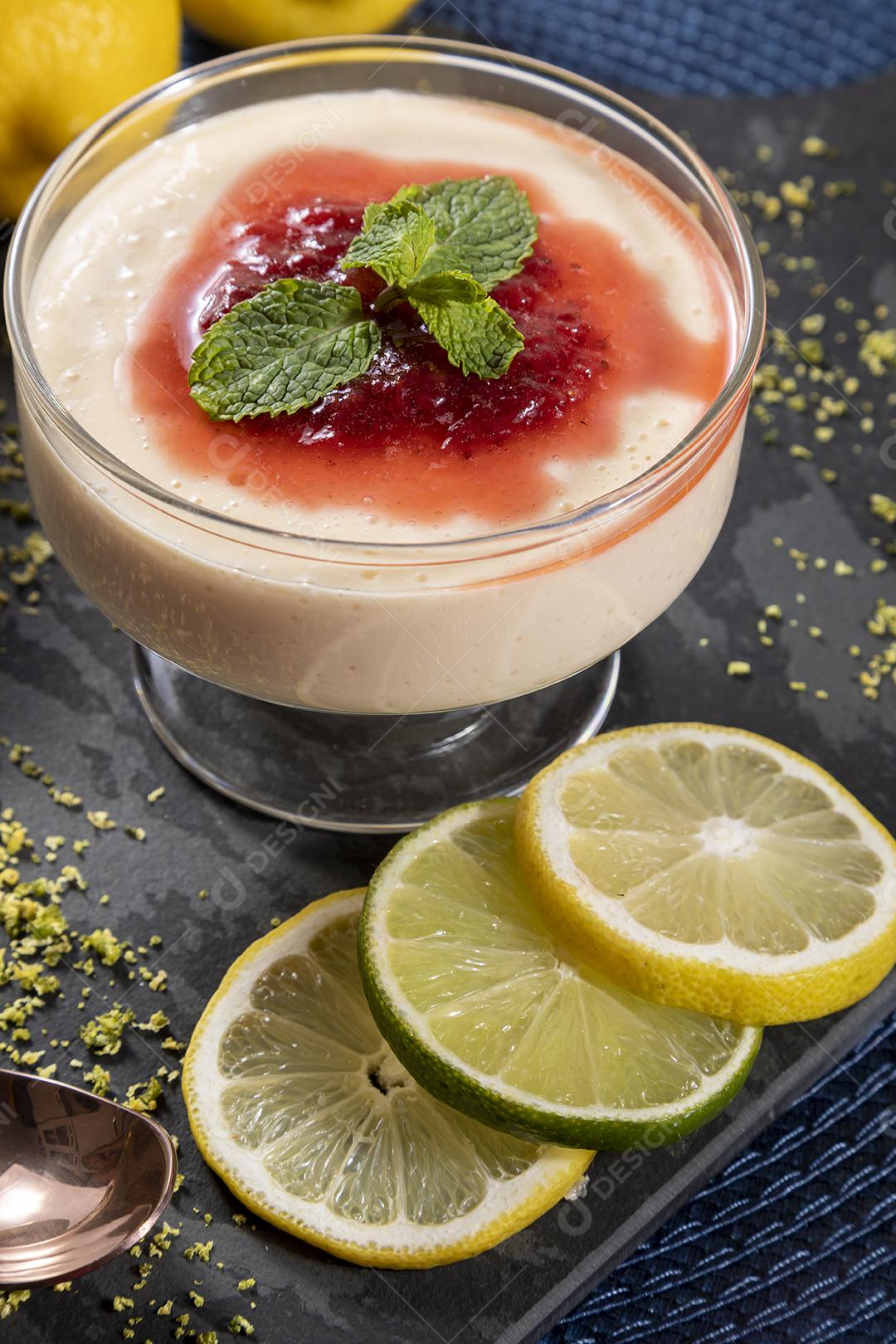 Mousse de limão em tigela de cristal com cobertura de geléia de morango Imagem JPG