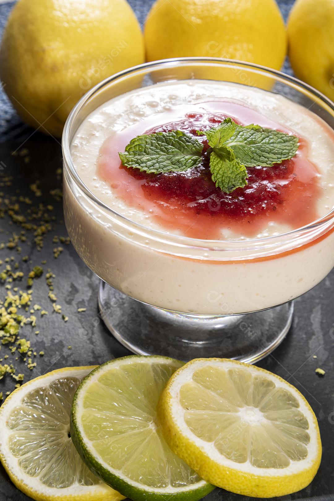 Mousse de limão em tigela de cristal com cobertura de geléia de morango Imagem JPG