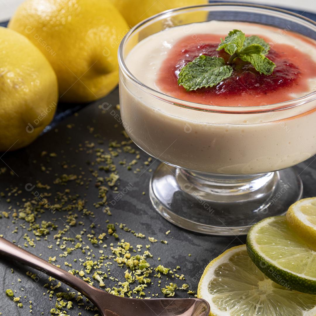 Mousse de limão em tigela de cristal com cobertura de geléia de morango Imagem JPG