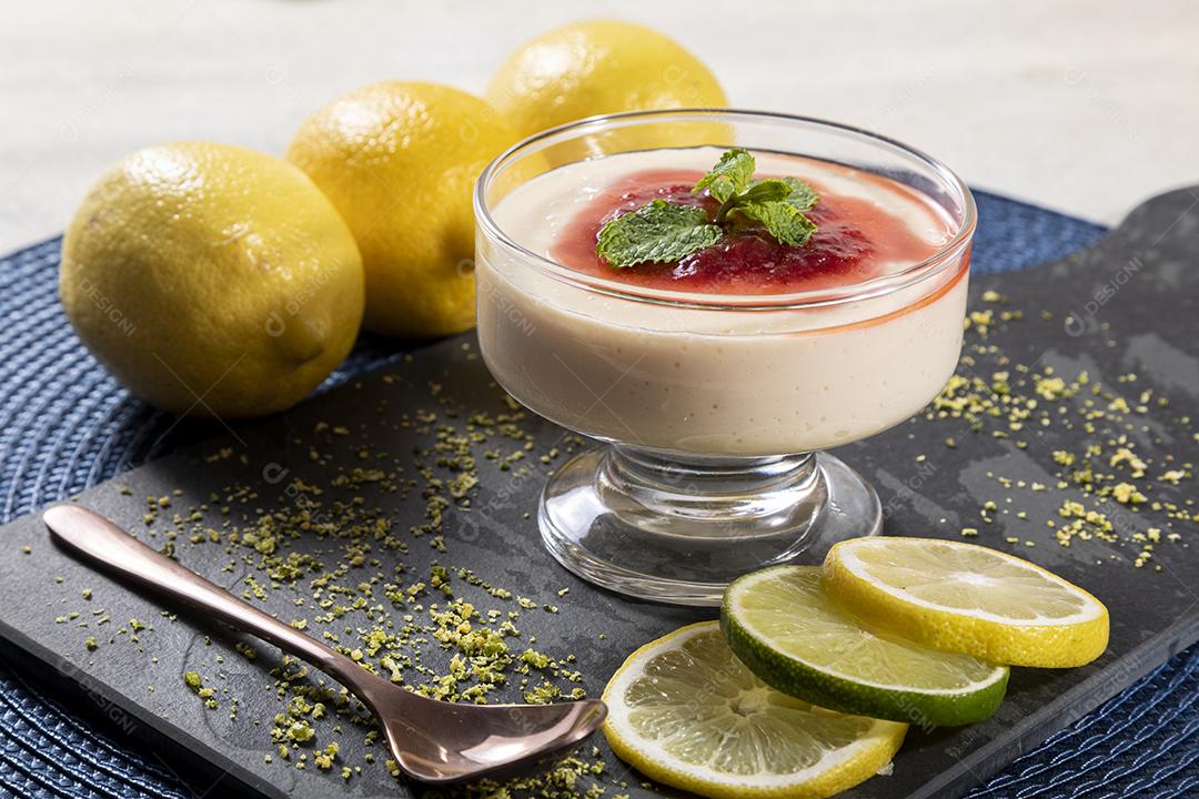 Mousse de limão em tigela de cristal com cobertura de geléia de morango Imagem JPG