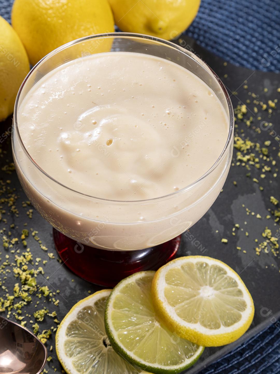 Mousse de limão em tigela de cristal Imagem JPG