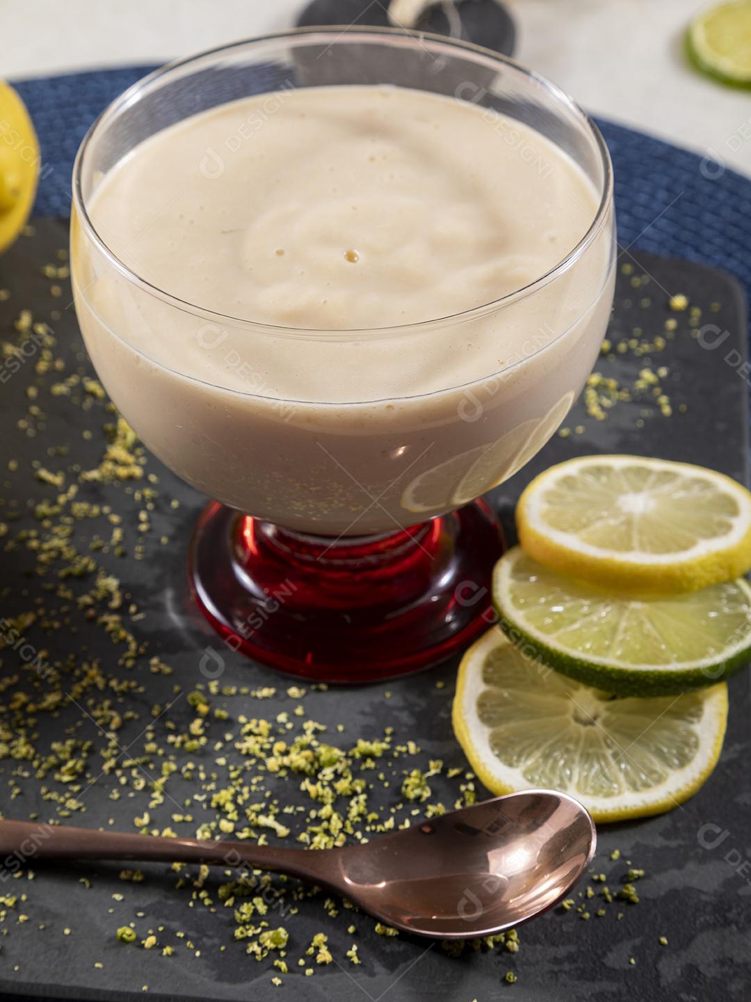 Mousse de limão em tigela de cristal Imagem JPG