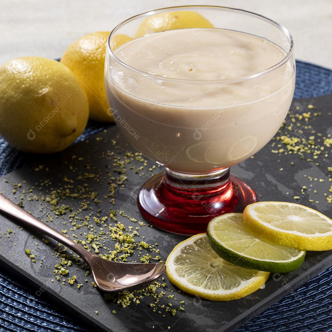 Mousse de limão em tigela de cristal com cobertura de geléia de morango Imagem JPG
